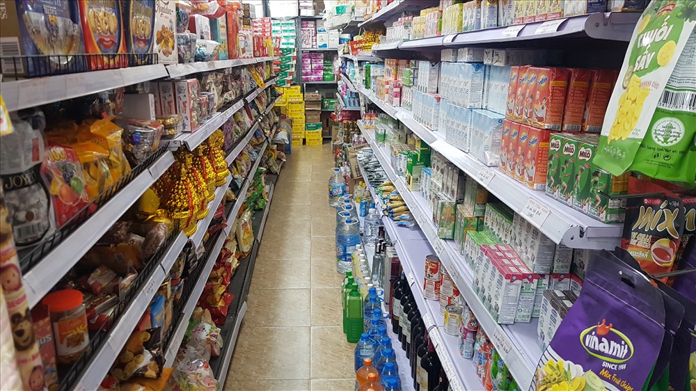 S&aacute;ng 5.1.2020, tại nhiều si&ecirc;u thị mini, kh&ocirc;ng kh&iacute; mua b&aacute;n trầm lắng. Ảnh: Kh.V