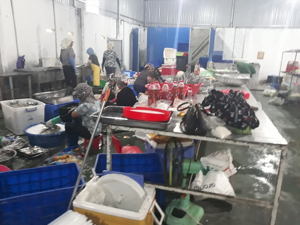 Bên trong xưởng nhớp nháp, bốc mùi khó chịu. Ảnh: TN