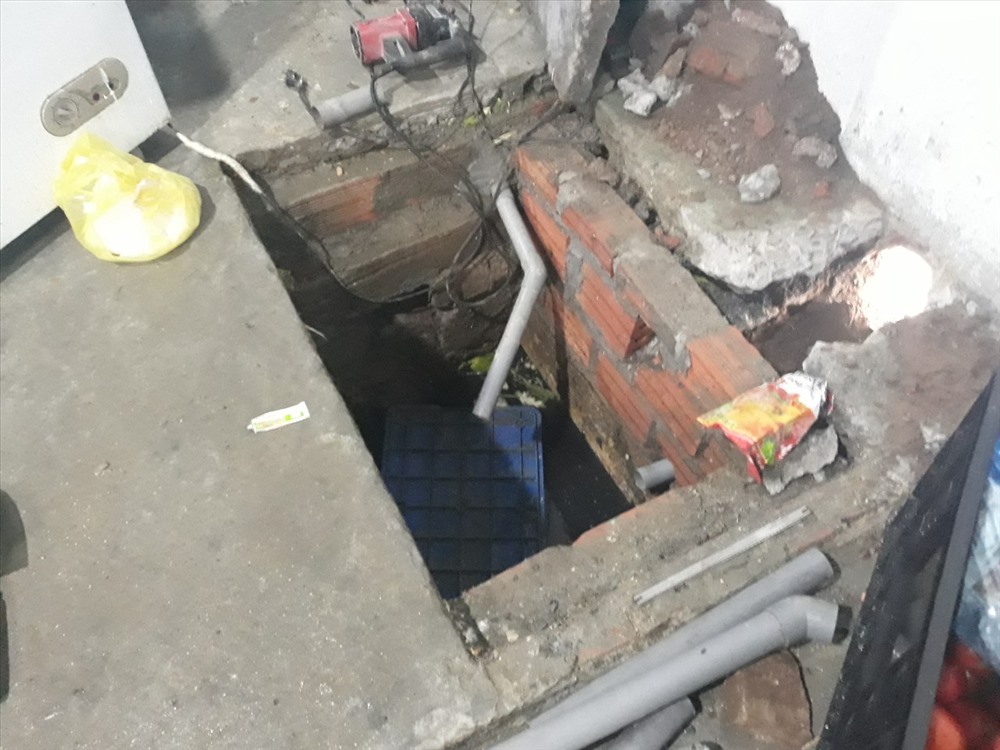 Mặc dù nấu ăn cho hàng nghìn công nhân nhưng xưởng không có biện pháp xử lý môi trường và xả thải trực tiếp ra ruộng đồng của dân. Ảnh: TN