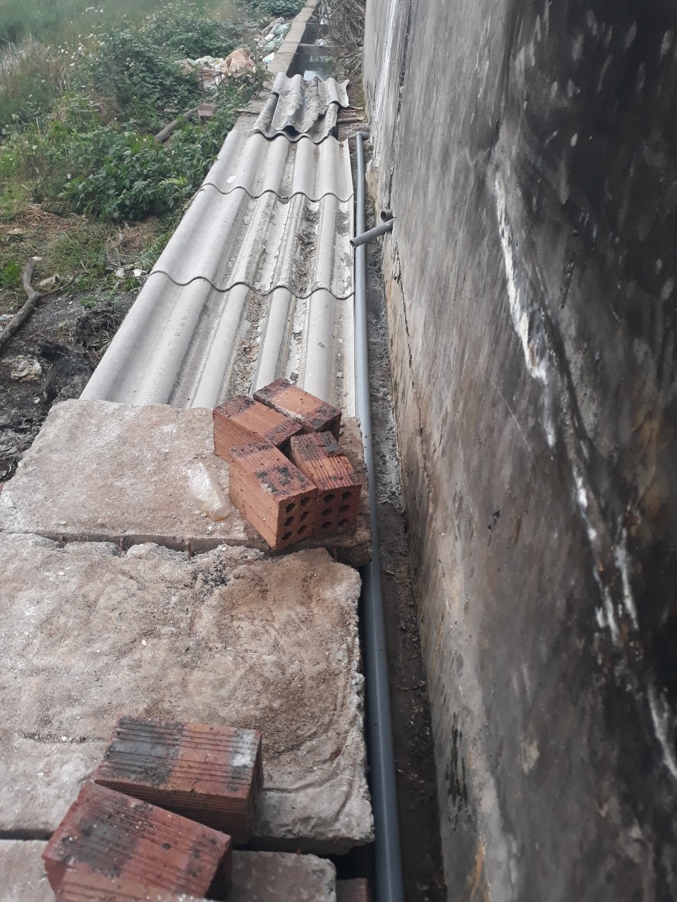 Mặc dù được che đậy nhưng vẫn không che được việc ô nhiễm môi trường nghiêm trọng bởi việc xả thải trực tiếp của xưởng nấu ăn. Ảnh: TN