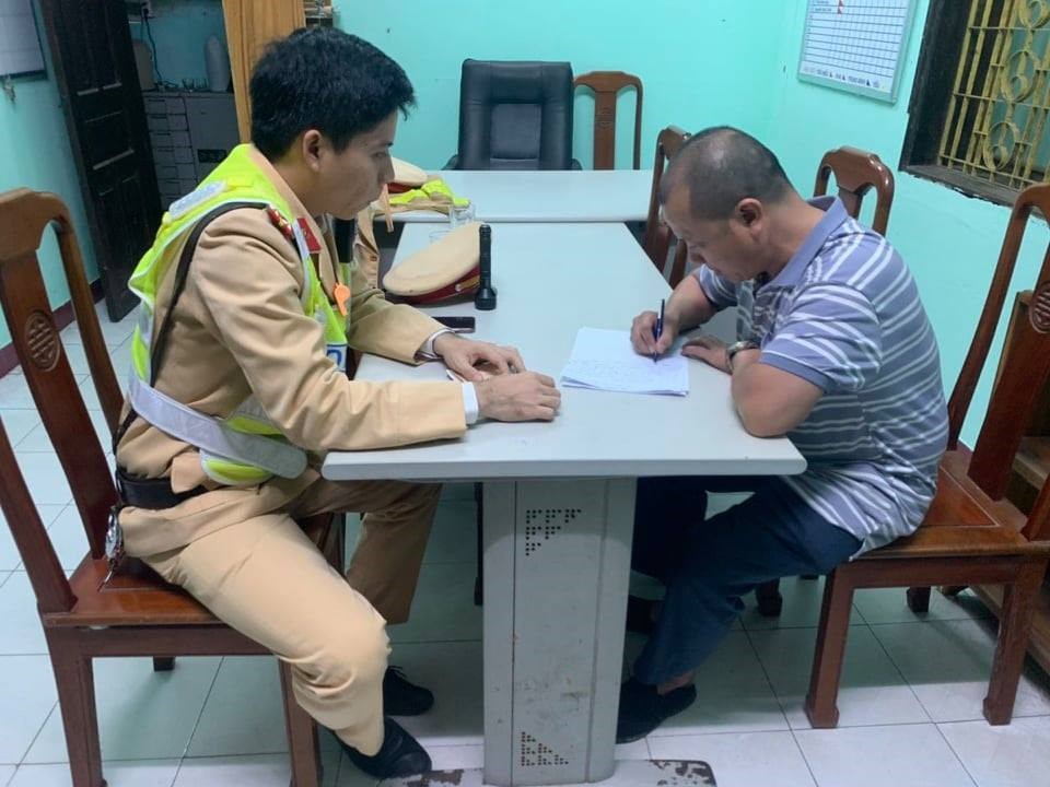 Tài xế Thuận tại cơ quan công an. Ảnh: CA cung cấp.