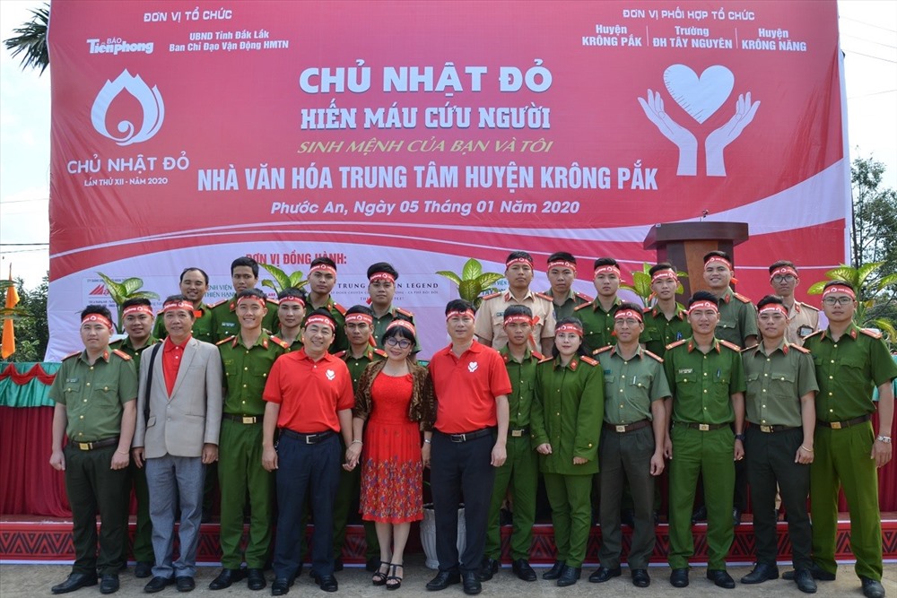 Gần 50 cán bộ, chiến sĩ Công an huyện Krông Pắk tham gia hiến máu tình nguyện. Ảnh: LX