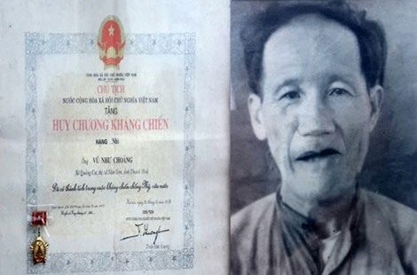 “Sói độc” Vũ Như Choáng và Huân chương Kháng chiến hạng Nhì. Ảnh: Việt Đông
