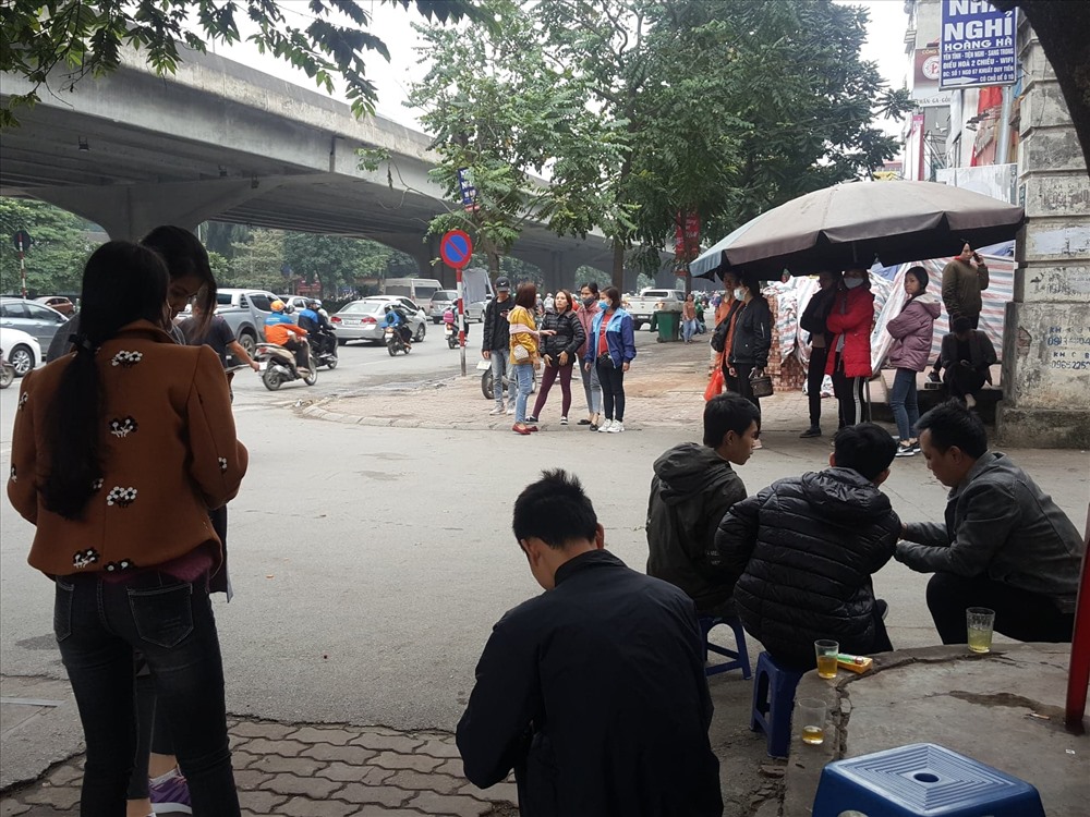 Người dân vạ vật chờ đợi mua vé.