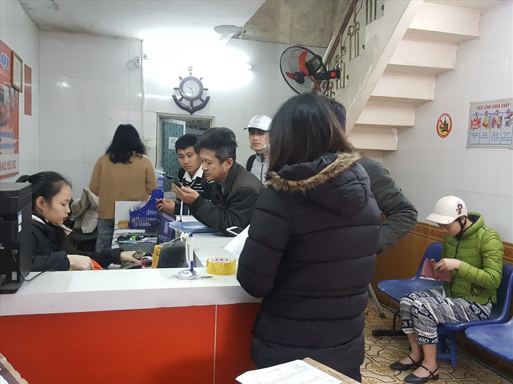 Phòng bán vé luôn rơi vào tình trạng đông đúc.