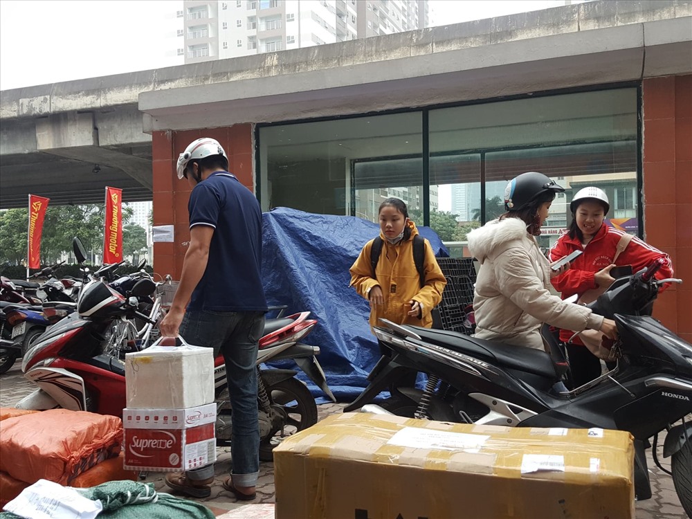 Không chỉ mua vé, hành khách tới đây đăng ký gửi đồ về quê cũng rất đông.
