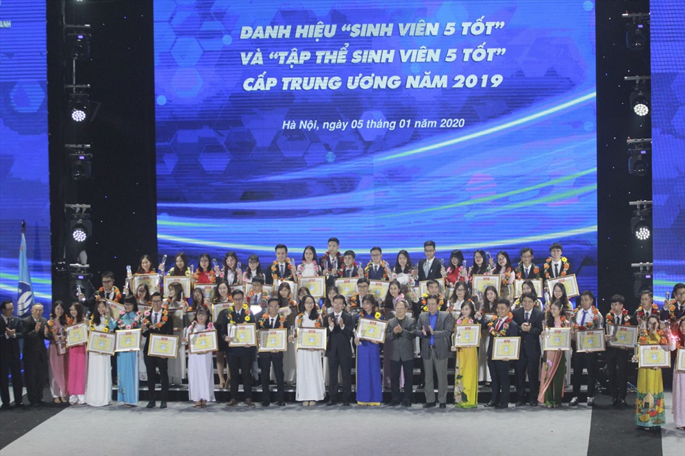 Những sinh viên được trao tặng danh hiệu “Sinh viên 5 tốt“. Ảnh Ái Vân