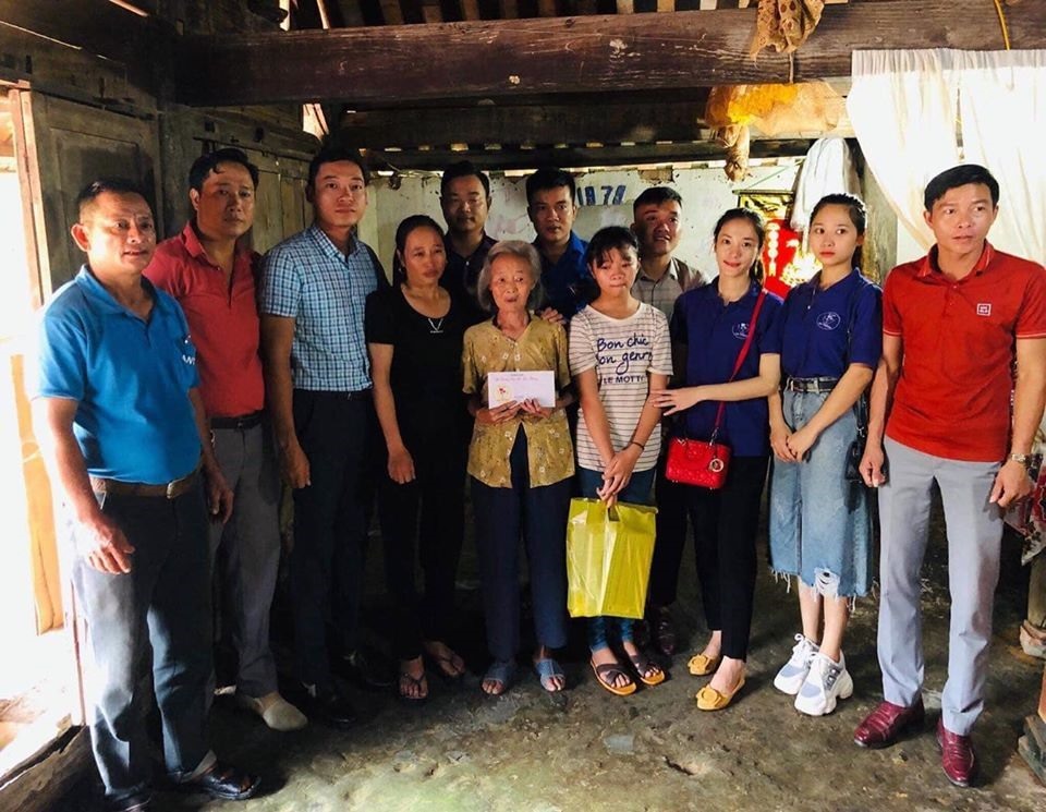 Số tiền vận động được nhóm trao tận tay đến từng hộ gia đình khó khăn. Ảnh : Tuấn Quỳnh
