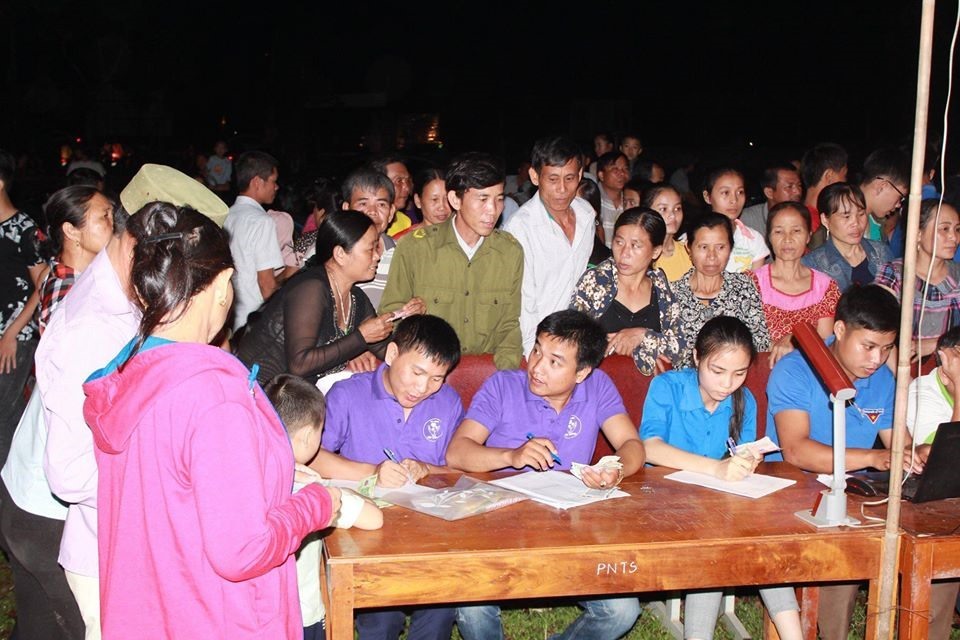 Đêm nhạc thiện nguyện được nhân dân nhiệt tình ủng hộ, đóng góp. Ảnh: Tuấn Quỳnh