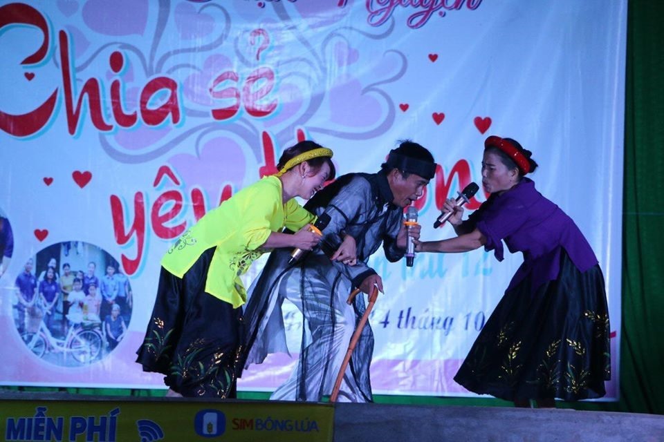 Những tiết mục văn nghệ chia sẻ yêu thương. Ảnh: TQ
