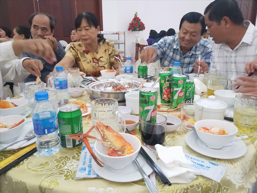 Nhiều bàn tiệc có bày bia rượu, nhưng khách không còn “vô trăm phần trăm” sôi động như trước. Ảnh: K.Q