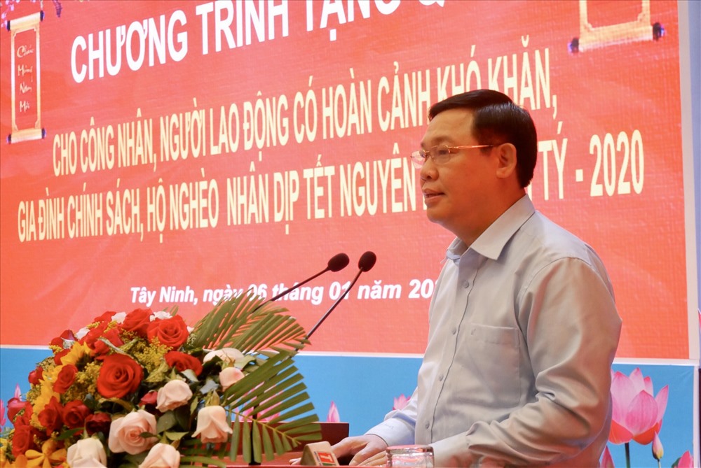Đồng chí Vương Đình Huệ phát biểu tại buổi lễ. Ảnh Anh Tú