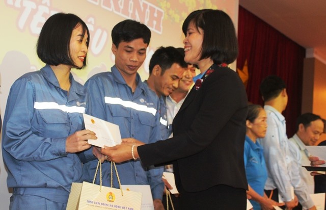 Đồng chí Đỗ Hồng Vân - Phó Ban Nữ Công Tổng LĐLĐ Việt Nam cùng tham gia trao quà cho công nhân