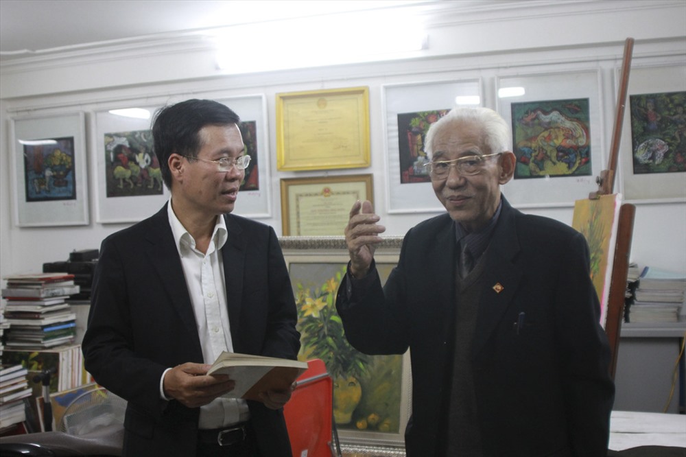 Trưởng Ban Tuyên giáo Trung ương Võ Văn Thưởng trao đổi cùng họa sĩ Trần Khánh Chương