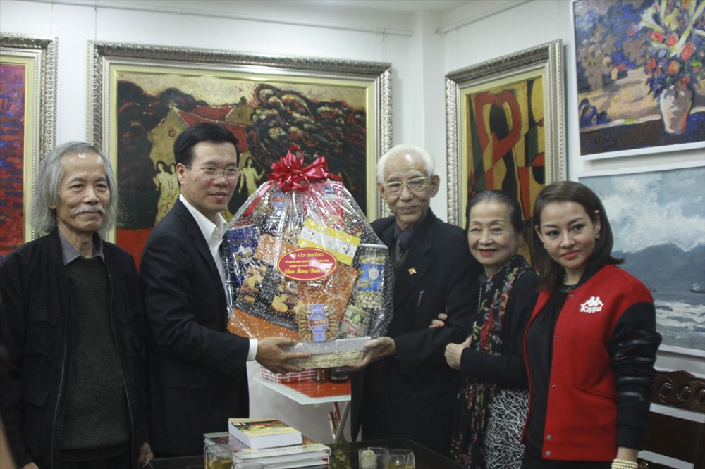 Trưởng Ban Tuyên giáo Trung ương Võ Văn Thưởng tặng quà, chúc Tết gia đình họa sĩ Trần Khánh Chương. Ảnh T.Vương