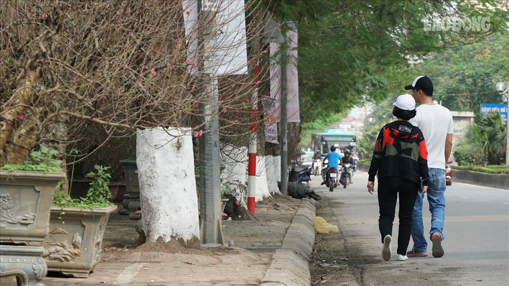 Người đi bộ ngậm ngùi đi xuống lòng đường nhường lại vỉa hè cho các hoạt động buôn bán tự phát.