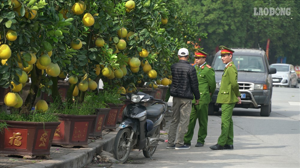 Để đảm bảo trật tự an toàn giao thông trên nhiều tuyến phố trong dịp giáp Tết Nguyên Đán, UBND các phường đã chỉ đạo các lực lượng tăng cường kiểm tra, bố trí lực lượng chốt, trực để nhắc nhở, giải tỏa kịp thời những sự cố có thể xảy ra.