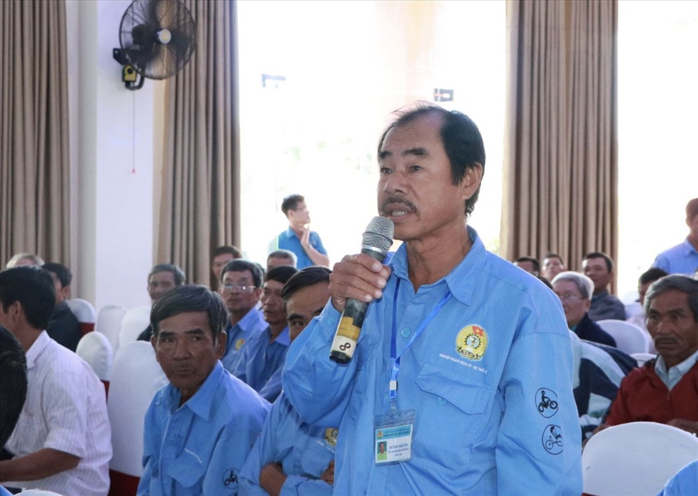 Ông Dương Khánh (57 tuổi) hành nghề xích lô đặt câu hỏi tại buổi đối thoại.