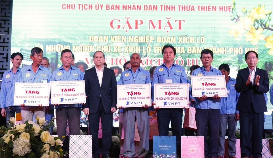 Hơn 700 suất quà đã đến tay những người làm nghề xích lô, xe thồ. Ảnh: PĐ.