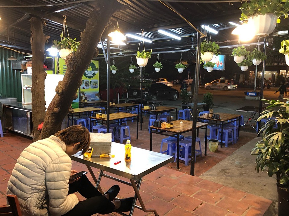 Các nhà hàng, quán bia hiu vắng khách, nhân viên ngồi chơi.