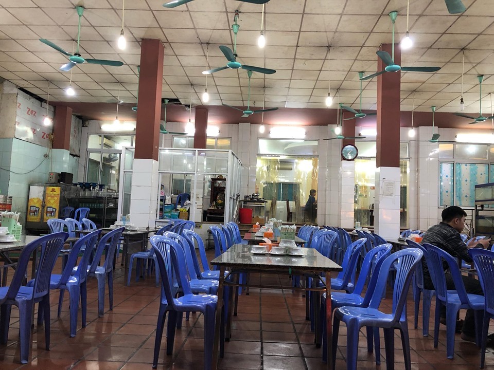 Theo chia sẻ của anh Minh, trước đây, các hệ thống của quán bia của chúng tôi đón khoảng 300 khách mỗi ngày, giờ chỉ còn chưa đầy 100 khách. Doanh thu của nhà hàng cũng giảm mạnh, chỉ bằng 1/2 so với trước.