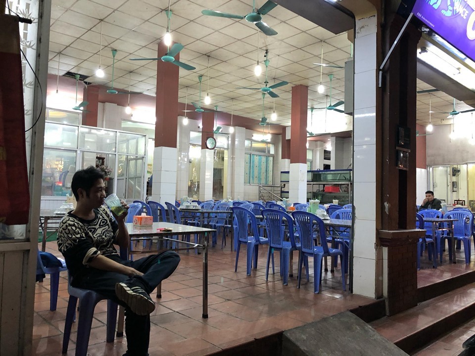 Quản lý một quán bia nổi tiếng ở Hà Nội cho Lao Động biết, mấy ngày qua, quán bia do anh quản lý buôn bán khá ảm đạm, chỉ “lác đác” vài ba bàn nhậu. “Sau khi Nghị định 100/2019 có hiệu lực, lượng khách đến quán bắt đầu giảm dần. Hiện tại, nhiều khách lựa chọn những quán bia gần nhà, có thể đi bộ được, ít đến những quán bia lớn. Trong mấy ngày qua, quán bia của chúng tôi giảm 40-50% so với cùng kỳ năm ngoái“, người này nói.
