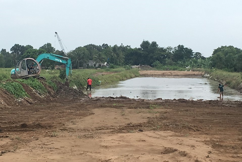 Sau hơn 4 năm thi công, dự án 2,7km đường nối đường Võ Văn Kiệt vào cao tốc TPHCM - Trung Lương vẫn đang thi công dang dở. LienVietPostBank buộc phải bán khoản nợ vay được bảo đảm bằng quyền thu phí ở dự án này. Ảnh: Hồ Phan