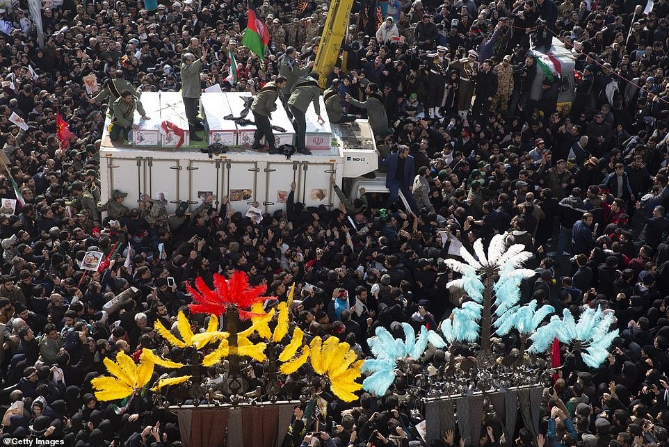 Xe chở linh cữu tướng Qasem ở Tehran. Ảnh: AFP