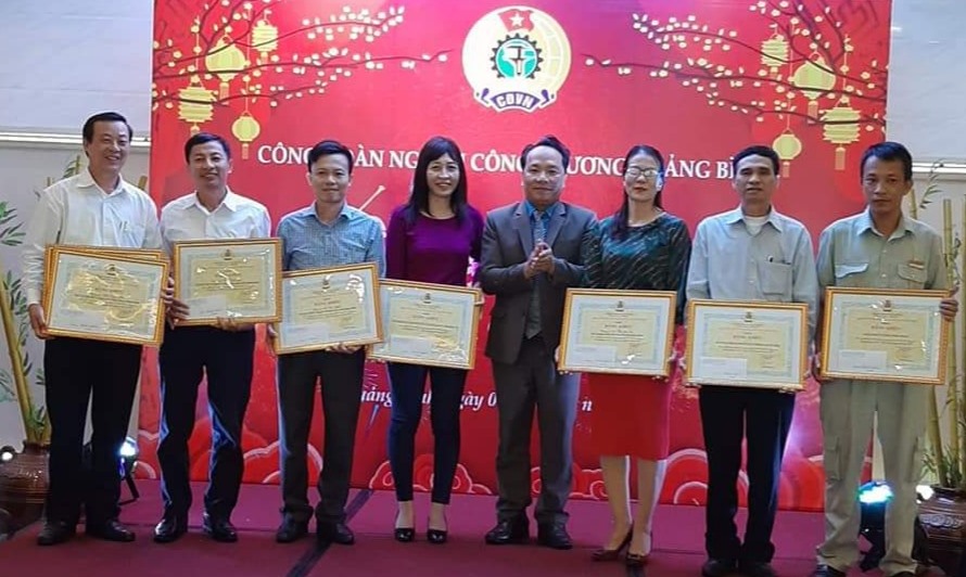 CĐ Ngành công thương Quảng Bình khen thưởng những đơn vị có nhiều thành tích trong việc bảo vệ quyền, lợi ích hợp pháp cho NLĐ. Ảnh: Lê Phi Long