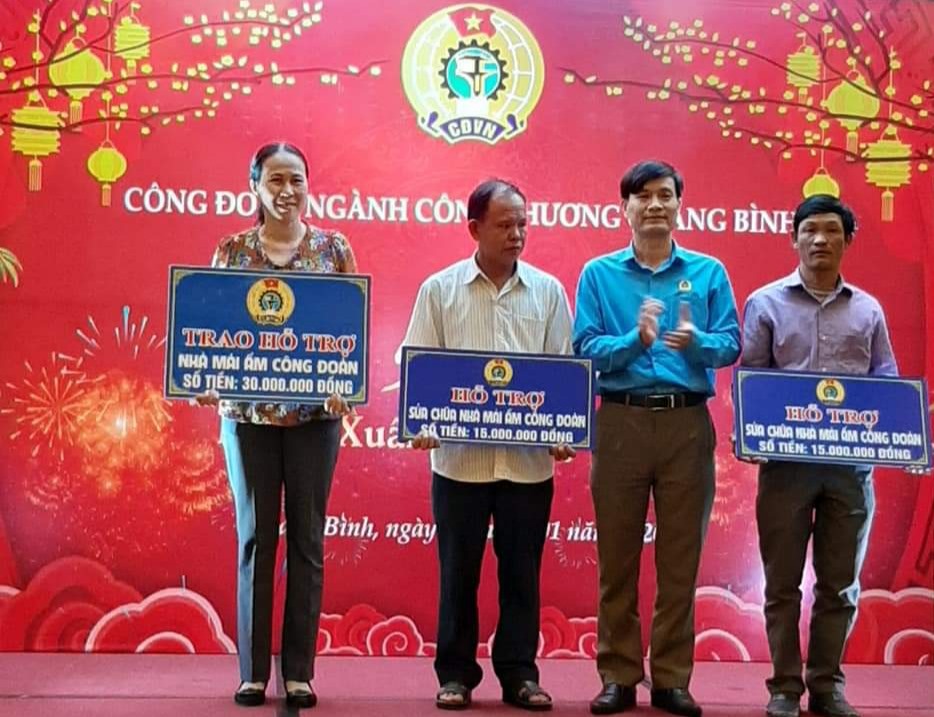 Ông Võ Văn Tiến - Phó Chủ tịch LĐLĐ Quảng Bình trao hỗ trợ nhà “mái ấm công đoàn” cho đoàn viên, NLĐ ngành công thương. Ảnh: Lê Phi Long