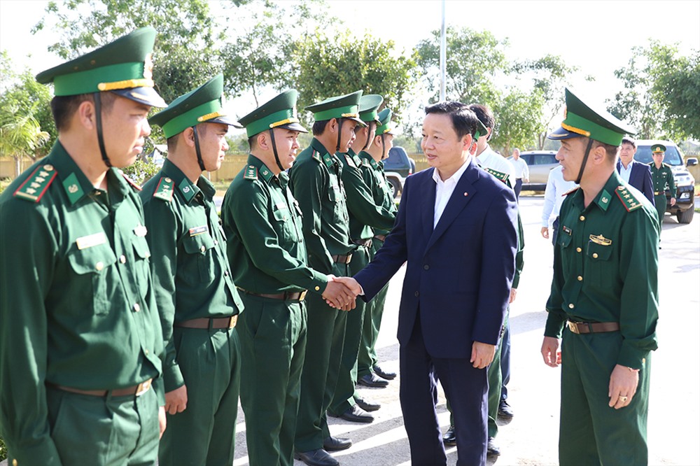 Bộ trưởng Trần Hồng Hà thăm hỏi bộ đội biên phòng Đắk Lắk. Ảnh: LX