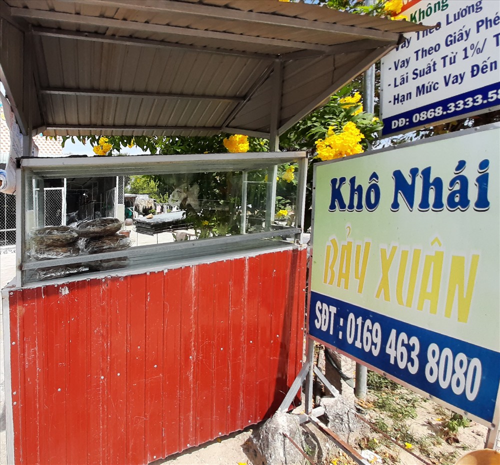 Tủ khô nhái đang còn rất ít. Ảnh: PT