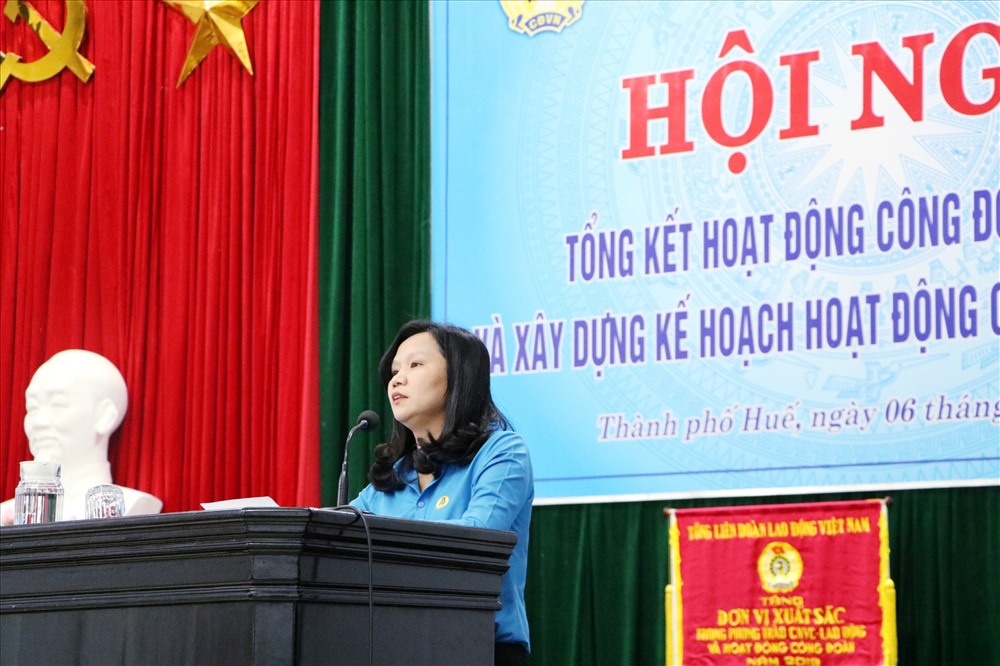Bà Hoàng Thị Như Thanh - Chủ tịch LĐLĐ TP. Huế phát biểu tại hội nghị. Ảnh: PĐ.