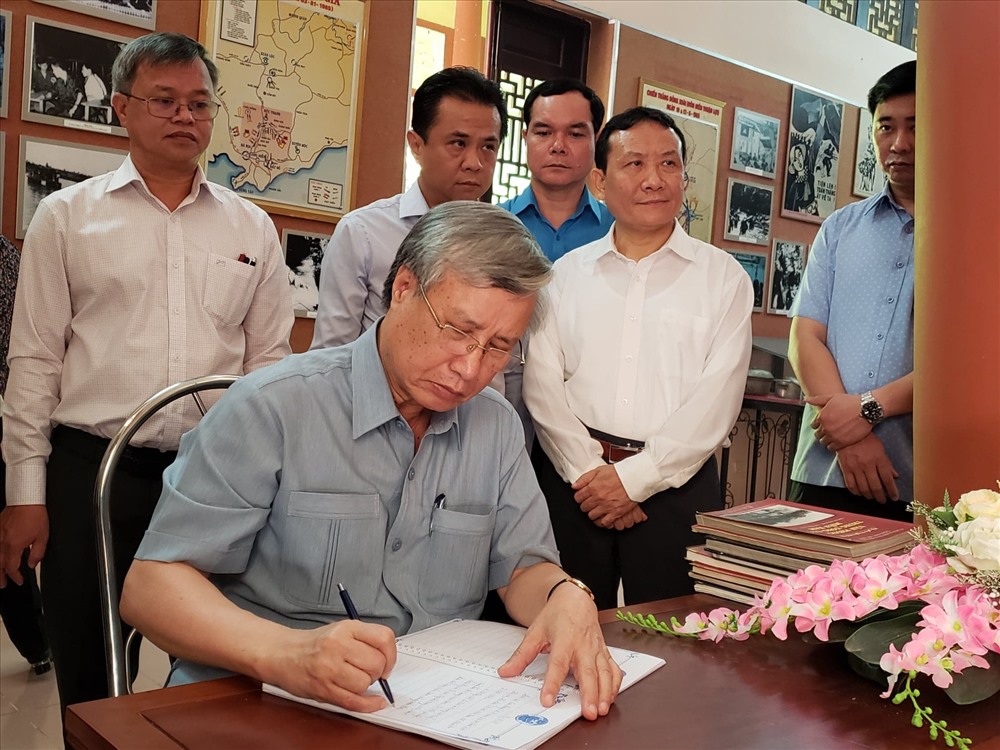 Đồng chí Trần Quốc Vượng - Ủy viên Bộ Chính trị - Thường trực Ban Bí thư viết trong sổ lưu niệm tại di tích Căn cứ Trung ương cục miền nam_Ảnh: HAC