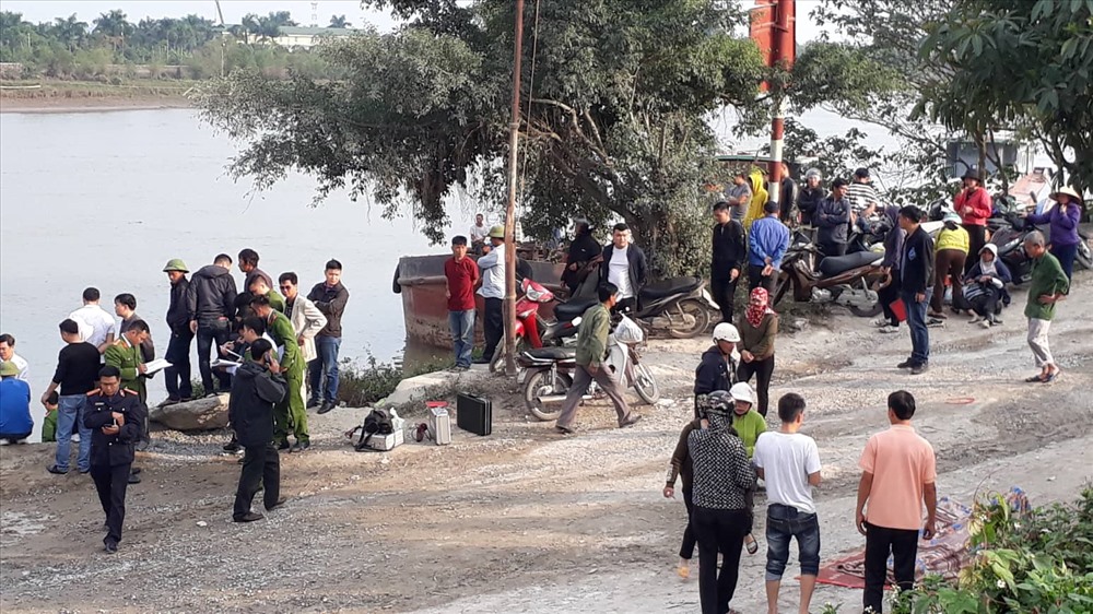 Lực lượng chức năng đang nỗ lực tìm kiếm thi thể người vợ trong vụ lật thuyền. Ảnh KL