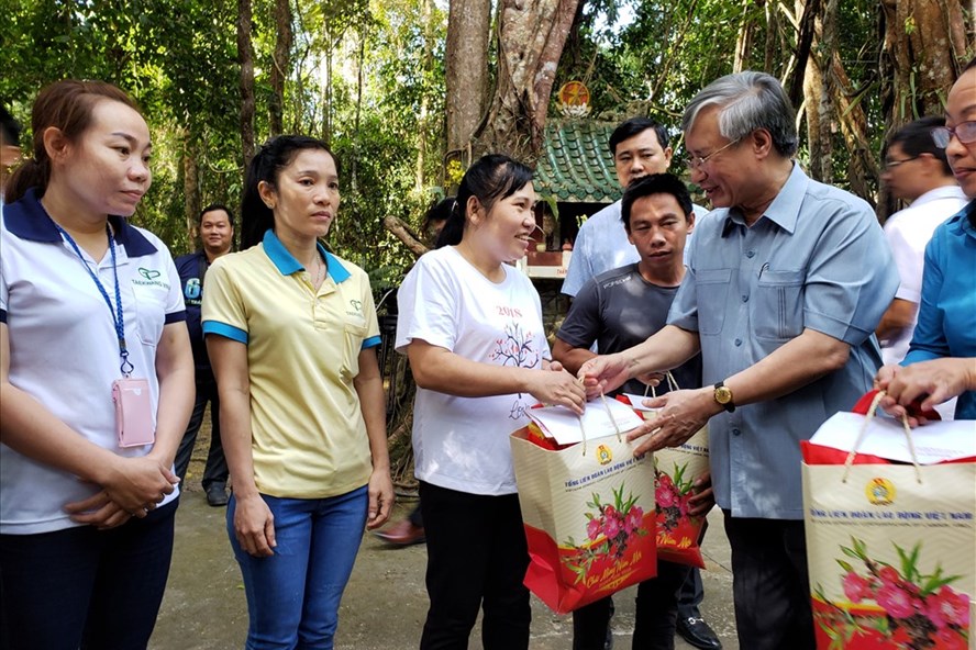 Đồng chí Trần Quốc Vượng - Ủy viên Bộ Chính trị - Thường trực Ban Bí thư tặng quà cho công nhân lao động có hoàn cảnh khó khăn tại Đồng Nai. Ảnh: PV