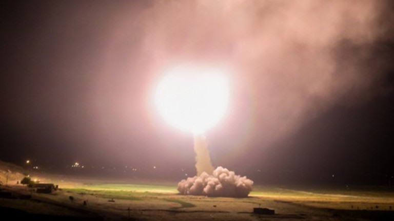 Tên lửa Iran dội xuống căn cứ Al-Asad của Mỹ ở Iraq. Ảnh: FARS