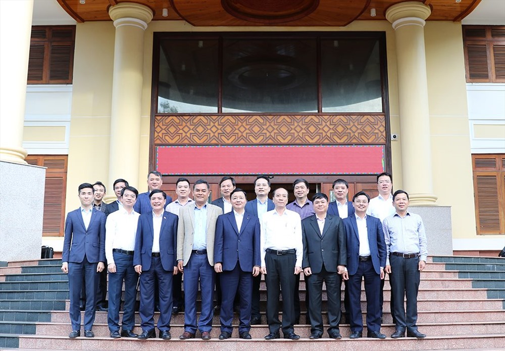 Các đại biểu chụp hình lưu niệm. Ảnh: LX
