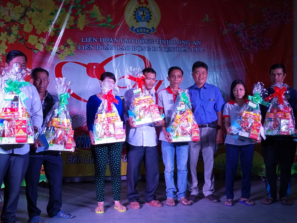 Đại diện CTy TNHH Toàn Tâm trao quà tết cho công nhân. Ảnh: K.Q
