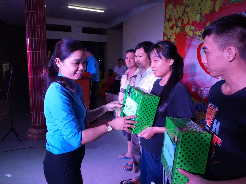 Bà Nguyễn Anh Thư - Chủ tịch LĐLĐ huyện Bến Lức - trao quà trúng thưởng cho công nhân. Ảnh: K.Q