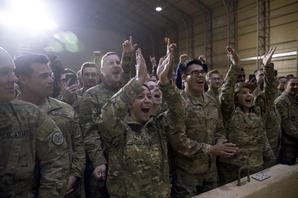 Tổng thống Donald Trump từng tới thăm căn cứ Al Asad năm 2018. Ảnh: AP.