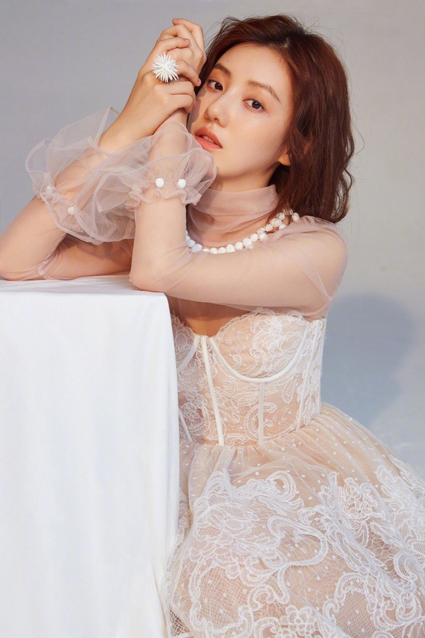 Vương Hạc Nhuận khi khoác lên mình vẻ dịu dàng.