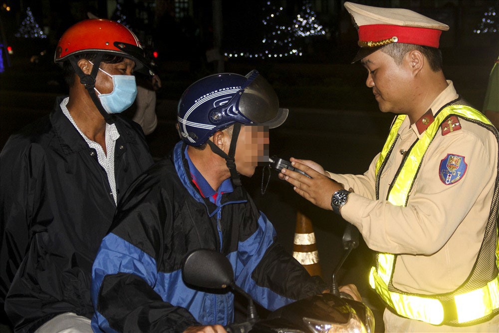 Đội Cảnh sát Giao thông - Công an TP.Quy Nhơn ra quân kiểm tra nồng độ cồn tối 7.1. Ảnh: N.T