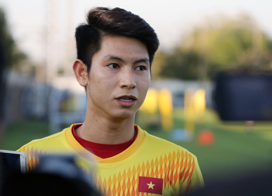 Tiền vệ Trọng Hùng trả lời báo chí tại Buriram. Ảnh: VFF