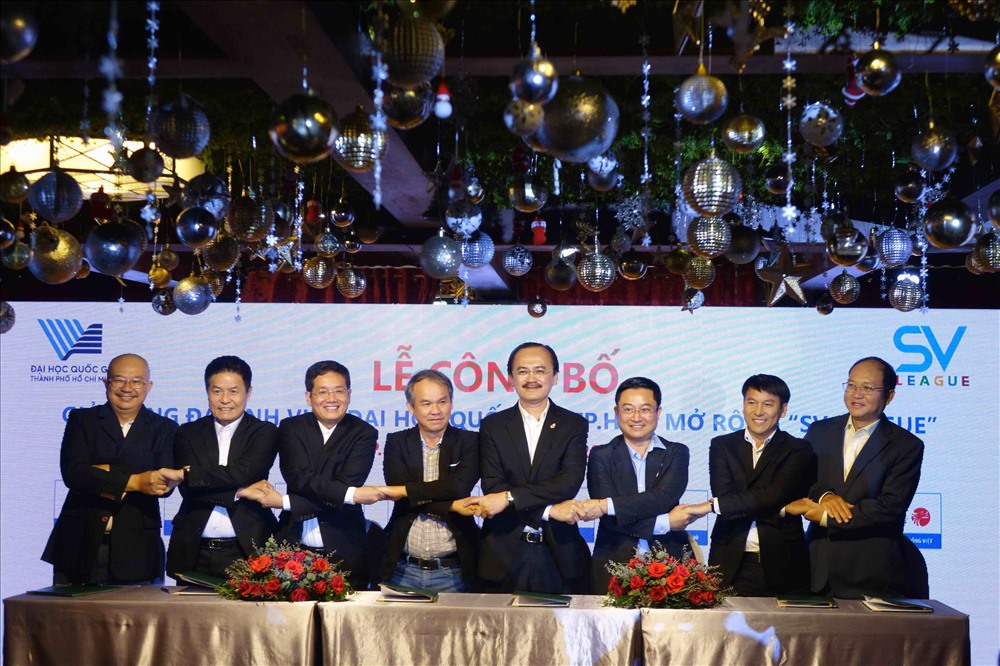 Bầu Đức cũng bầu Thắng chung tay cùng các Mạnh Thường Quân khác làm bóng đá sinh viên. Ảnh: Nguyễn Đăng.