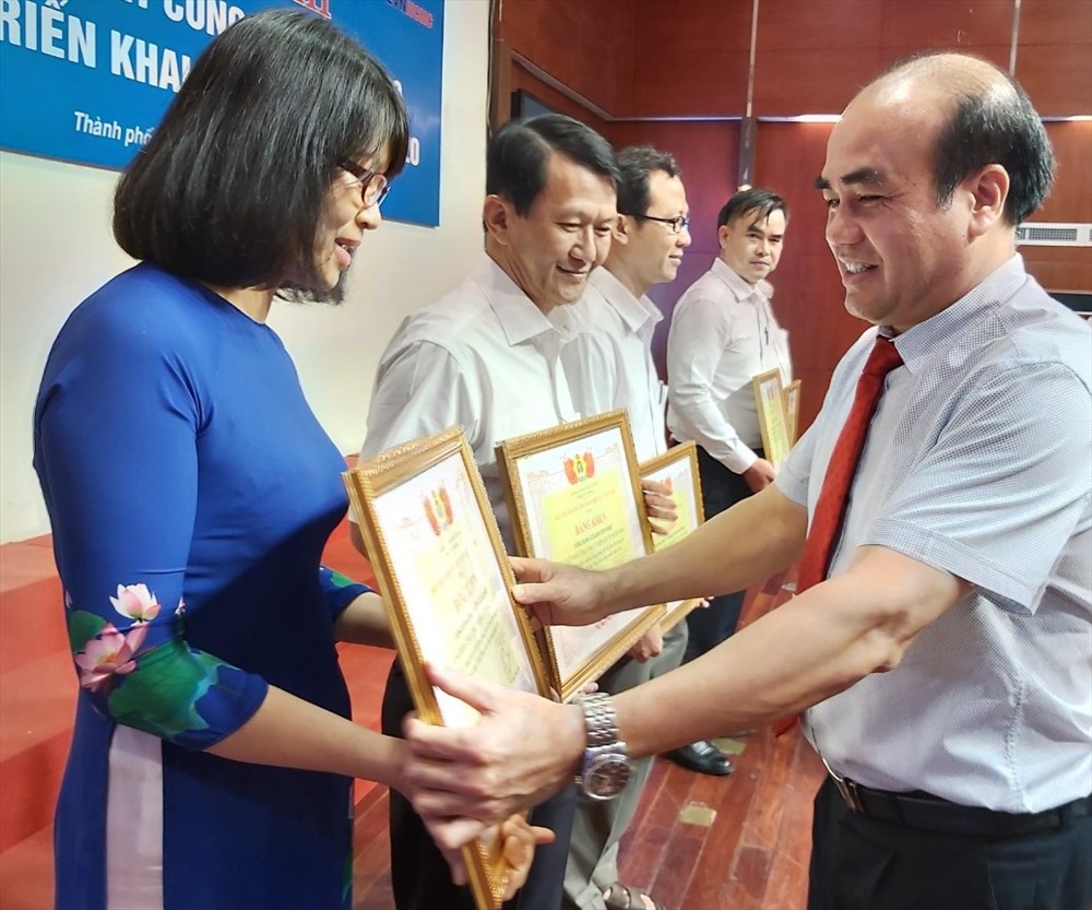 Tặng Bằng khen toàn diện cấp CĐ Điện lực Việt Nam cho các tập thể CĐ có nhiều thành tích. Ảnh Nam Dương