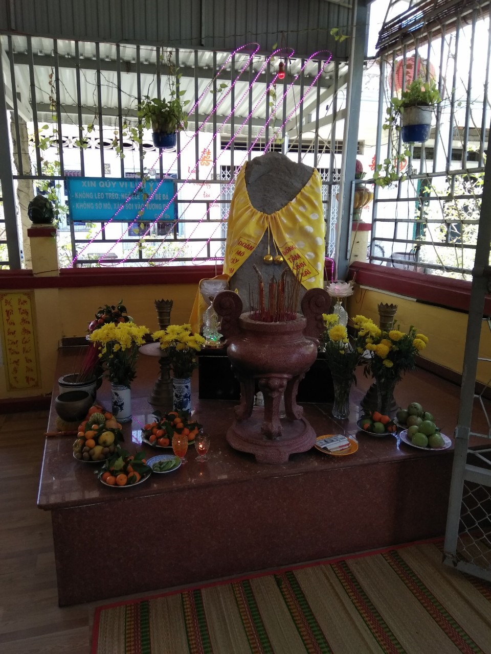 Vào ngày 13 tháng Chạp năm nay (ngày 7.1.2020) là ngày “chánh vía” nhưng nơi thờ “Tượng đá nổi” vắng hoe người. Ảnh: K.Q