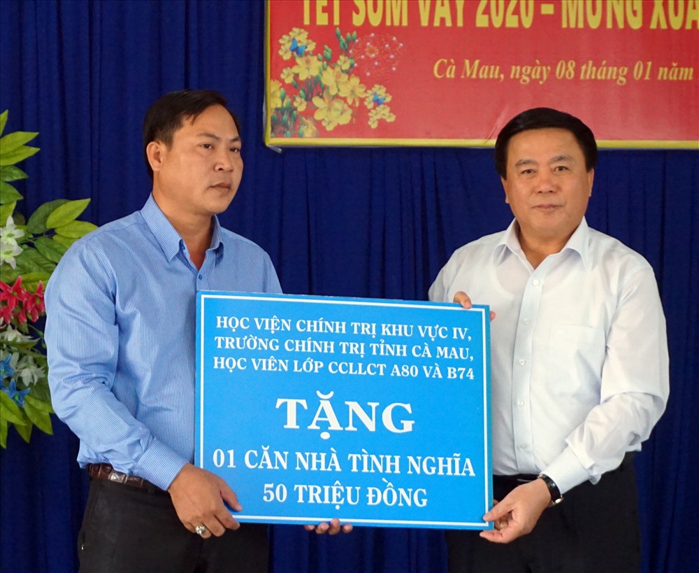 Đồng chí Nguyễn Xuân Thắng trao một căn nhà tình nghĩa cho Cà Mau (ảnh Nhật Hồ)