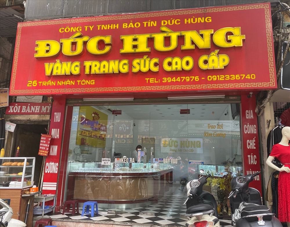 Cửa hàng vàng tư nhân vắng khách đến giao dịch. Ảnh L.Hương