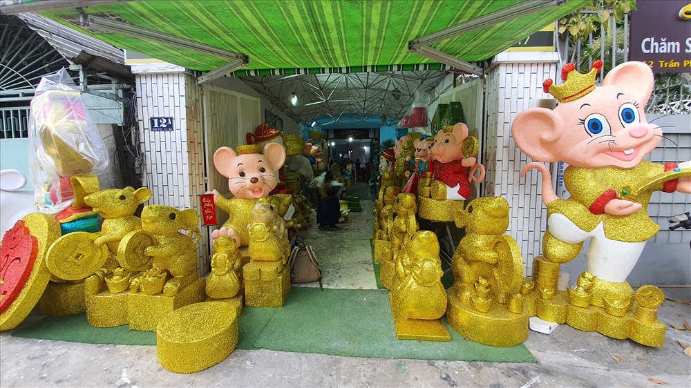 Hiện nay, thị trường đồ trang trí phục vụ cho Tết Nguyên đán Canh Tý 2010 tại TPHCM đã khá sôi động. Tại nhiều tuyến đường, các mặt hàng trang trí Tết với hai màu chủ đạo là đỏ và vàng được bày bán bắt mắt, tạo được sự chú ý của người tiêu dùng.